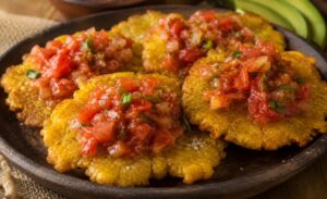 Patacón con Hogao