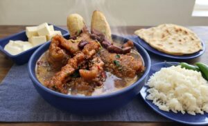 Sopa de Frijoles con Chicharrón