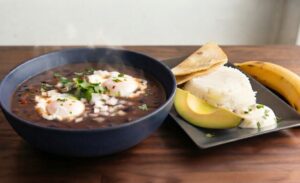 Sopa de Frijoles con Huevo