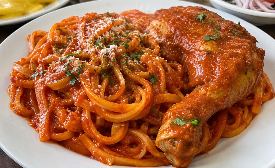 Tallarín Rojo con Pollo